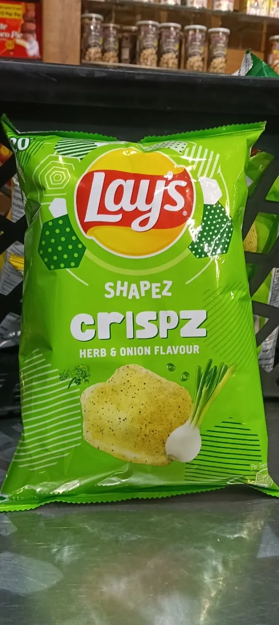Lay's Crispz Herb and Onion flavored potato chips.