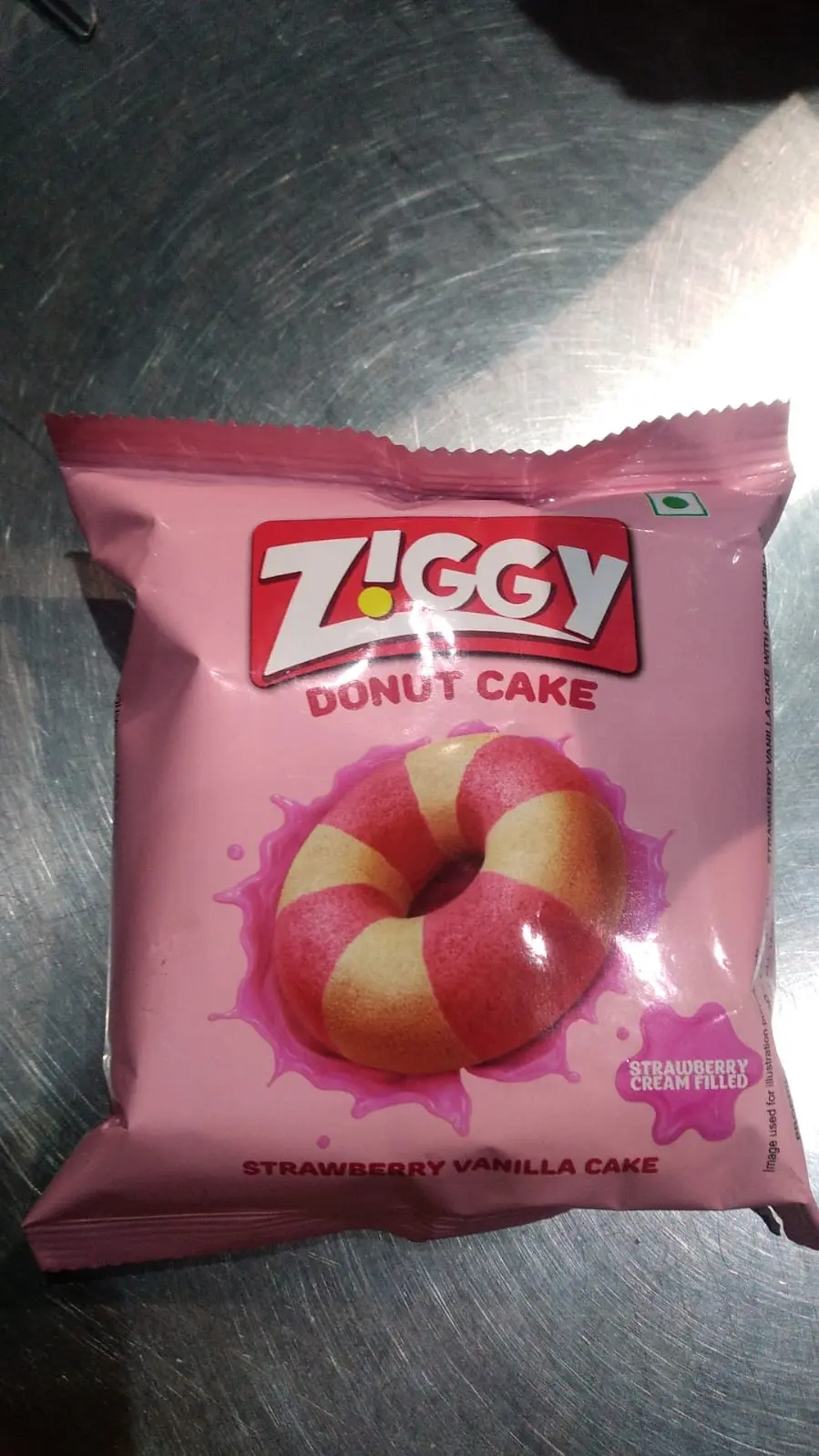 Ziggy Strawberry Creme Filled Donut Cake 53g